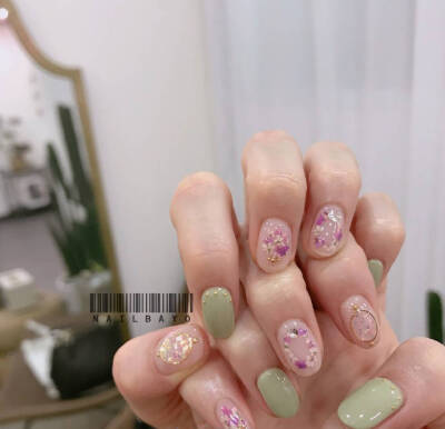 Nail |  blingbiling的光面美甲
为炎热的夏天带来一丝清凉感 ​~ ​​​​