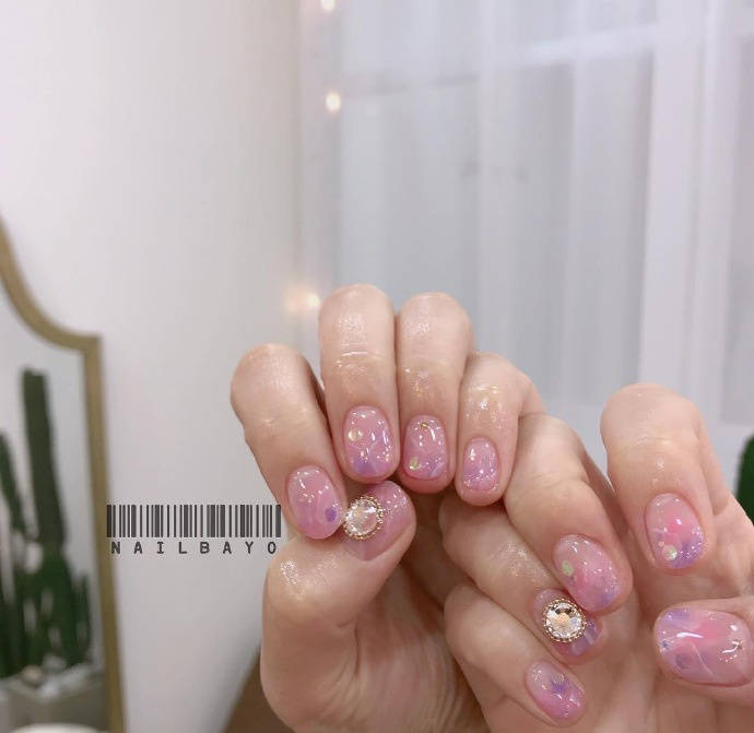 Nail |  blingbiling的光面美甲
为炎热的夏天带来一丝清凉感 ​~ ​​​​