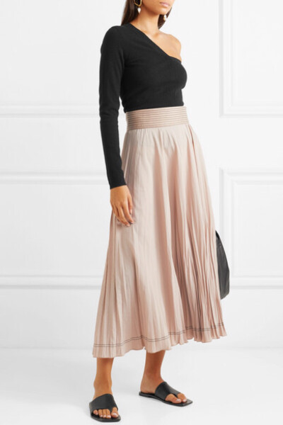 
CASASOLA 这款半身裙上的褶裥不仅为整体造型注入动感活力，还免去你担心面料在行李箱内产生压痕的烦恼。单品采用挺括的塔夫绸于意大利制成，腰间和裙摆均饰有黑色明线细节——建议选择与之相衬的同色配饰。