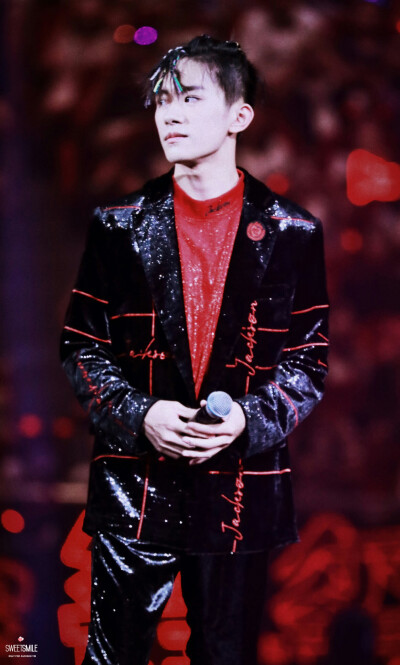 今天是红色的烊