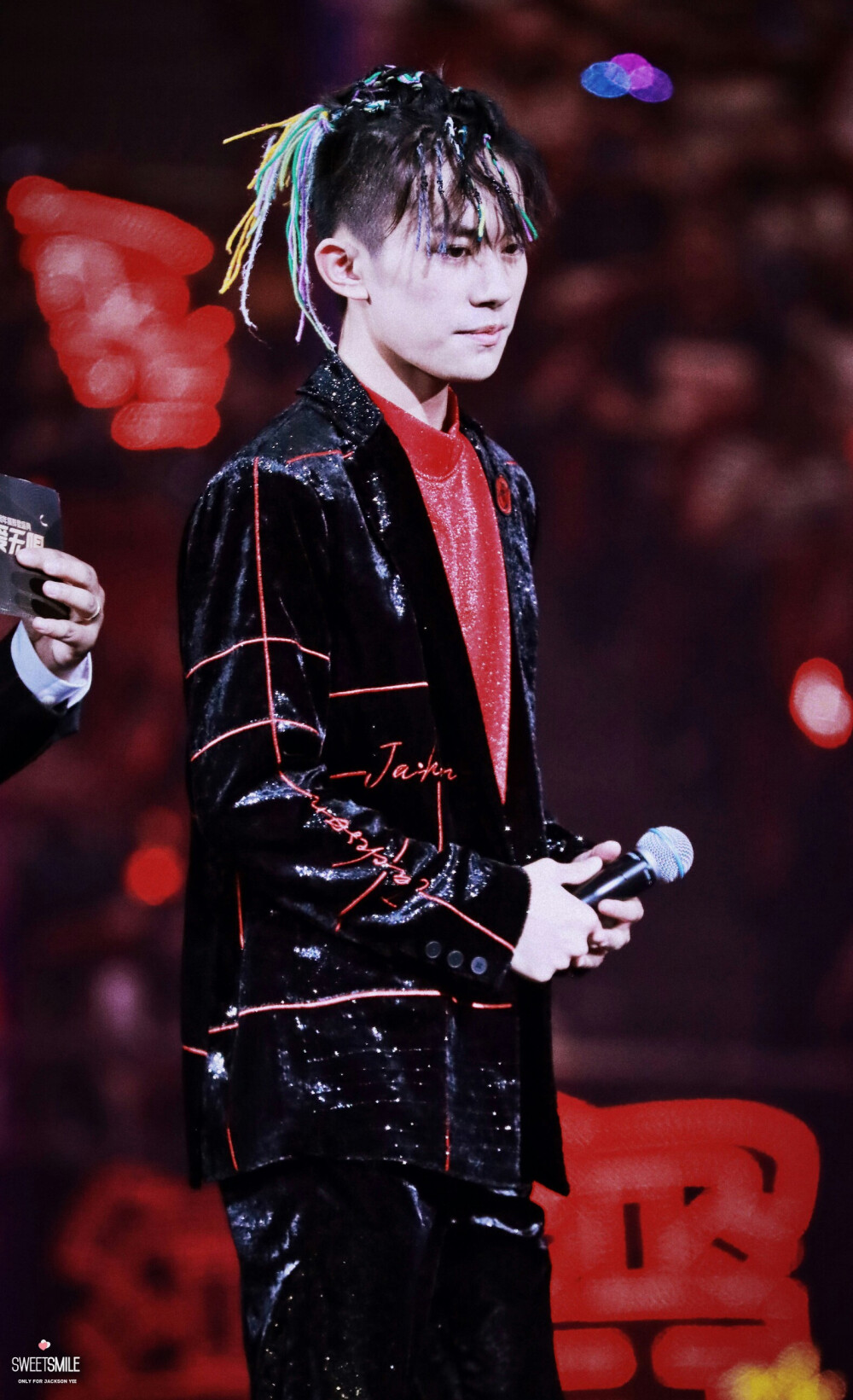 今天是红色的烊