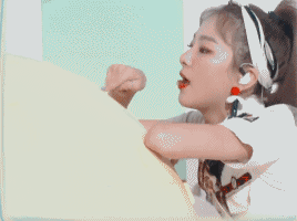 Red Velevt：裴珠泫 姜涩琪 孙胜完 朴秀荣 金艺琳