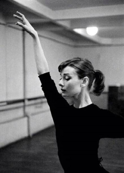 1956年为电影《甜姐儿》排练芭蕾舞的奥黛丽·赫本，优雅气质与生俱来