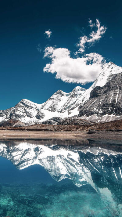 稻城亚丁，壮丽神圣的雪山，辽阔的草甸和碧蓝通透的海子，雪域高原最美的一切汇聚于此。©壹刻传媒