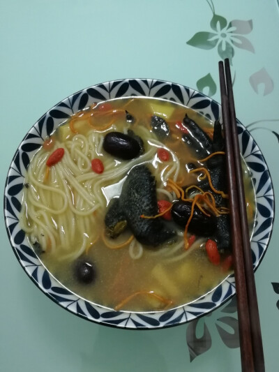 虫草乌鸡汤煮面