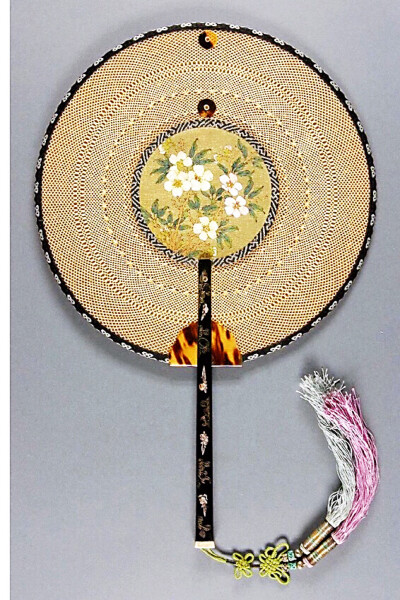这些欧美博物馆收藏的羽毛、刺绣扇子多为当年欧美富裕人家的淑女所有，也由往昔中国匠人制作
