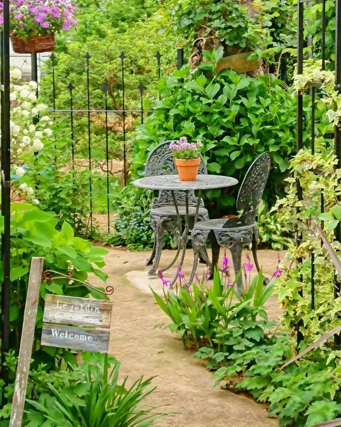 要是能有這樣一個(gè)庭院多好，冬晴夏雨，茶蔬簡食，庭前剝秋猜茶，檐下聽雨煮酒，春日躺著搖椅懷抱白貓曬日光，夏日搖著蒲扇聽知了叫夏天。 ????