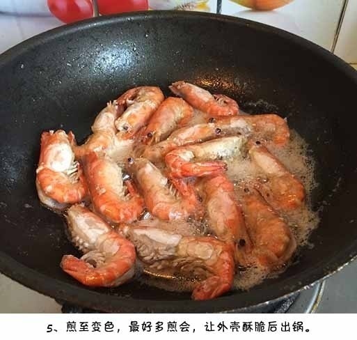 面包屑炒虾了解一下 用蒜末、面包糠和虾仁一起翻炒满满的蒜香味，一定会让你停不了口 ​​​​