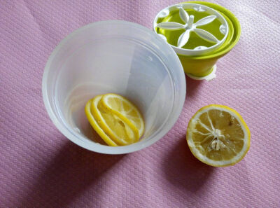 [米奇比心]冰糖柠檬水主料：柠檬三片、冰糖20g、冰块若干\t1. 柠檬洗干净，用盐搓一搓，洗净，切片，放入摇摇杯2. 向杯中加入冰糖3. 加入凉白开，不要用热水4. 扣紧盖子，使劲摇晃几下5. 将杯子放入冰箱中，冷藏一两…