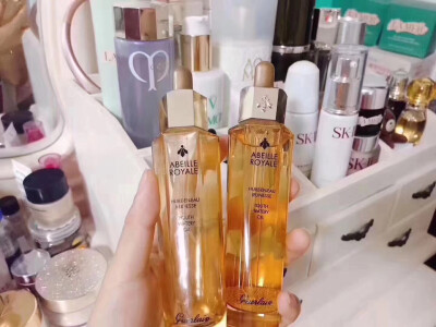 Guerlain娇兰帝皇蜂姿黄金复原蜜50ml
娇兰的复原蜜就很赞，修复干燥过敏 效果还是很好的。每次化妆都在粉底里加一滴 真的完全不干！不卡粉?。《页志玫摹掳嬷实赝耆挥湍?，像水一样一下子就吸收了～推荐推荐