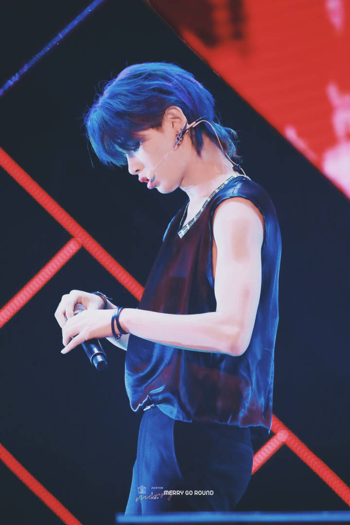 黄明昊justin蓝发