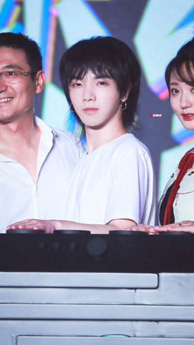 表情包弄掉了原图上面的LOGO 华晨宇