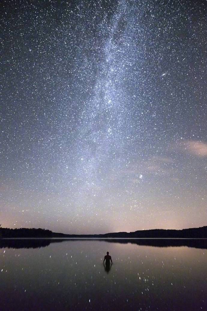 浩瀚星空与人迹的强烈对比，有如梦境一般让观者迷失。| ​芬兰摄影师Mikko Lagerstedt ​​​​