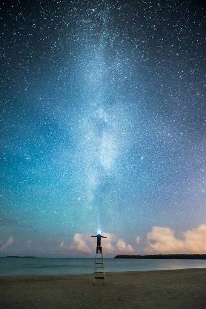 浩瀚星空与人迹的强烈对比，有如梦境一般让观者迷失。| ​芬兰摄影师Mikko Lagerstedt ​​​​
