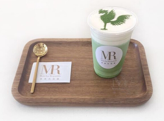 抹茶控必打卡的「 抹茶共和国 Matcha Republic 」 店里最特别的就是墨水瓶状的杯子，里面装的饮品有三种口味选（抹茶拿铁、抹茶清水、抹茶善哉），另外还有抹茶苏打水、抹茶冰淇淋等一系列抹茶产品 京都府宇治市宇治妙楽26-2⏰10:00~18:00 ​​​​