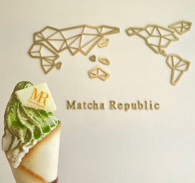 抹茶控必打卡的「 抹茶共和国 Matcha Republic 」 店里最特别的就是墨水瓶状的杯子，里面装的饮品有三种口味选（抹茶拿铁、抹茶清水、抹茶善哉），另外还有抹茶苏打水、抹茶冰淇淋等一系列抹茶产品 京都府宇治市宇治妙楽26-2⏰10:00~18:00 ​​​​