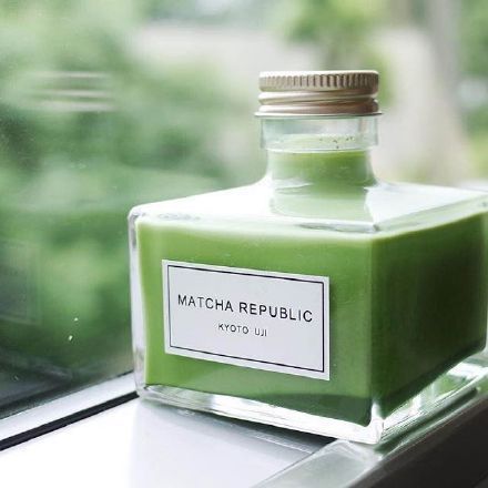 抹茶控必打卡的「 抹茶共和国 Matcha Republic 」 店里最特别的就是墨水瓶状的杯子，里面装的饮品有三种口味选（抹茶拿铁、抹茶清水、抹茶善哉），另外还有抹茶苏打水、抹茶冰淇淋等一系列抹茶产品 京都府宇治市宇治妙楽26-2⏰10:00~18:00 ​​​​