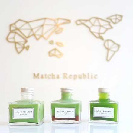 抹茶控必打卡的「 抹茶共和国 Matcha Republic 」 店里最特别的就是墨水瓶状的杯子，里面装的饮品有三种口味选（抹茶拿铁、抹茶清水、抹茶善哉），另外还有抹茶苏打水、抹茶冰淇淋等一系列抹茶产品 京都府宇治市宇治妙楽26-2⏰10:00~18:00 ​​​​