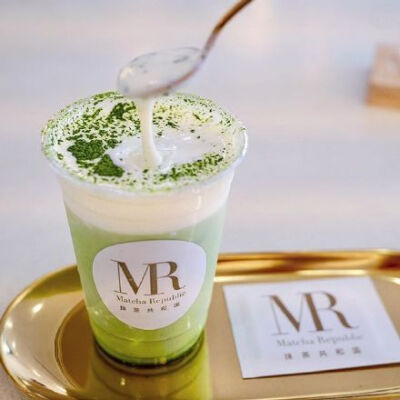 抹茶控必打卡的「 抹茶共和国 Matcha Republic 」 店里最特别的就是墨水瓶状的杯子，里面装的饮品有三种口味选（抹茶拿铁、抹茶清水、抹茶善哉），另外还有抹茶苏打水、抹茶冰淇淋等一系列抹茶产品 京都府宇治市宇治…