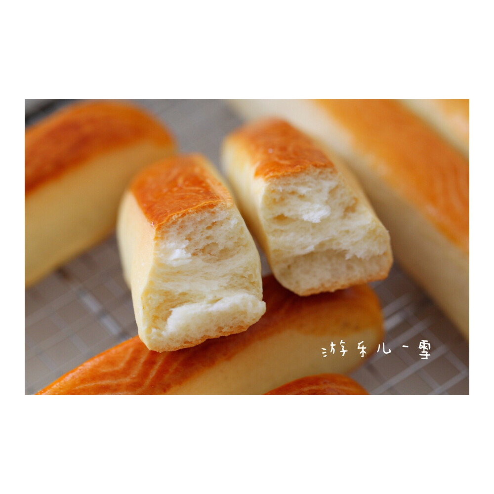 好吃的牛奶棒，登场[偷乐]！
这是我儿时的味道，面包店都会卖这种面包棒，口感很扎实，越嚼越香，每口奶味浓浓的。
随时时代发展，再也买不到了（估计被淘汰了），可我就是爱这口，忽然找到了方子，太开心啦，马上做吃，面团中加入了老面，口感几乎一样。