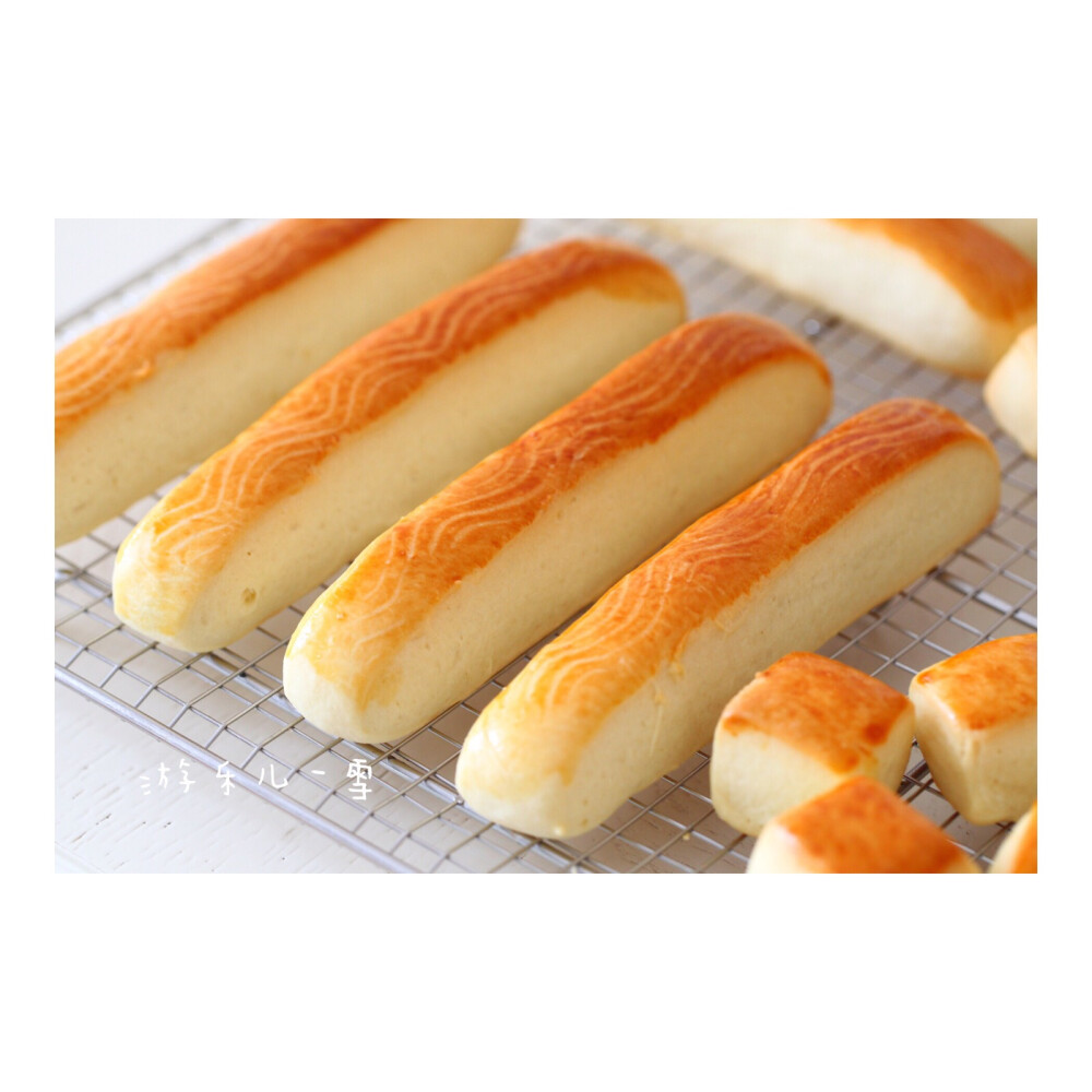 好吃的牛奶棒，登场[偷乐]！
这是我儿时的味道，面包店都会卖这种面包棒，口感很扎实，越嚼越香，每口奶味浓浓的。
随时时代发展，再也买不到了（估计被淘汰了），可我就是爱这口，忽然找到了方子，太开心啦，马上做吃，面团中加入了老面，口感几乎一样。