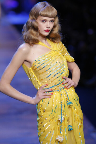 女模Frida gustavsson
Dior