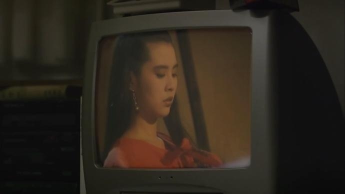 《请回答1988》里出现过很多电影，有录像带播的电影院放的还有墙上贴的，除了港片居多外也有当时流行的商业大片或艺术片。港片有《英雄本色2》《倩女幽魂》《警察故事》，其他则有《铁皮鼓》《现代启示录》《虎胆龙威》《末代皇帝》《初吻》《阿甘正传》。 ​