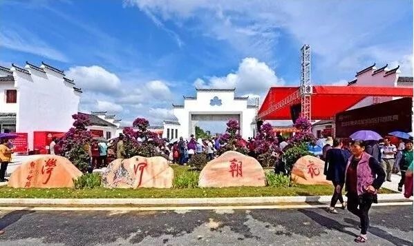 花朝河塆有花神庙、花神岛、花朝民俗村、花神童年嬉戏场等景点，可以体验赏花亲水、垂钓采摘等。