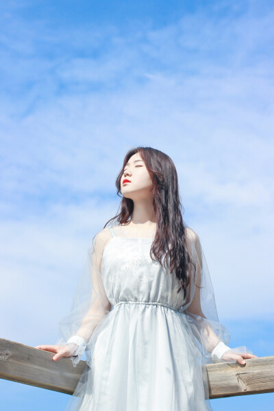 遇到可爱的人呐，街道也好，晚风也罢，都很甜