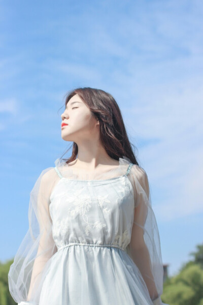 遇到可爱的人呐，街道也好，晚风也罢，都很甜