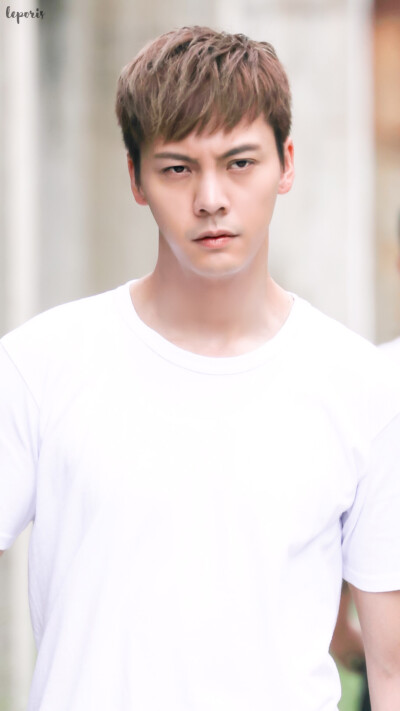 【陈伟霆 William Chan】180815 风暴舞 李俊杰 探班 1487 x 2643 px (图源：微博 @天兔_Leporis陈伟霆图博 weibo.com/3749568271/GuLvEnYCk)