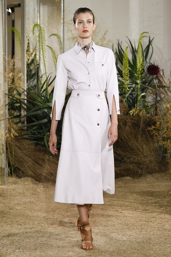 法国奢侈品牌 Hermès 2019 早春度假系列 本季设计师呈现经典搭配，将皮革等奢华的材质运用得低调且精致。新系列依旧追求利落的设计语言，线条简洁流畅，完全不追求过分啰嗦的细节——美而不炫富，这自然是高级的风骨～