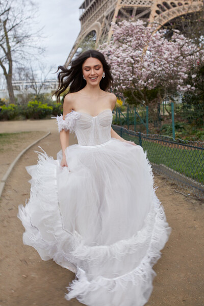以色列设计师婚纱品牌 Julie Vino 2019「Paris 巴黎」婚纱系列 本季婚纱以巴黎城市为拍摄背景和主题诉求，打造浪漫与性感兼具的现代礼服～