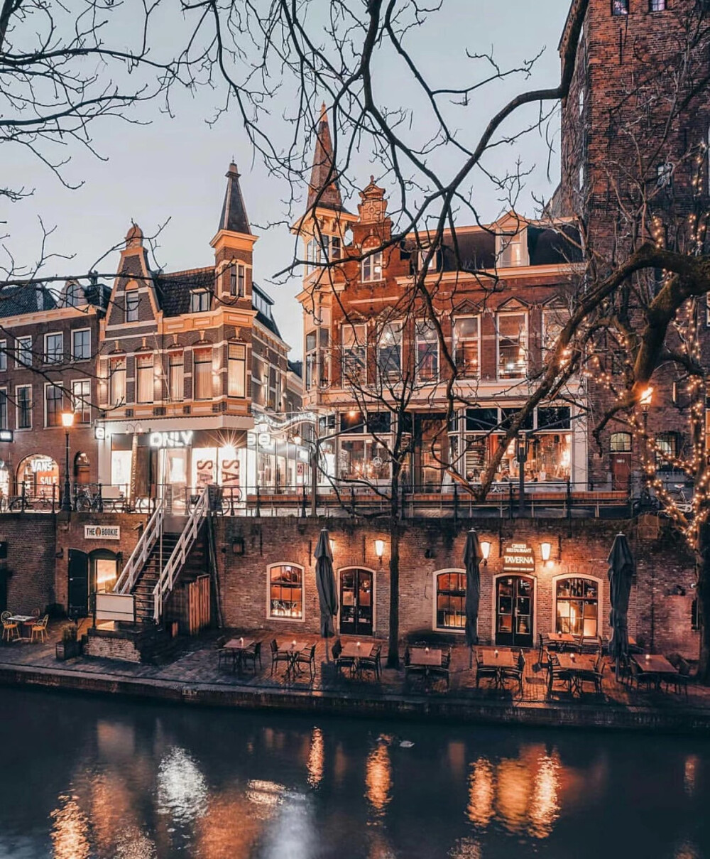 荷兰 | 傍晚的阿姆斯特丹
cr:全景志