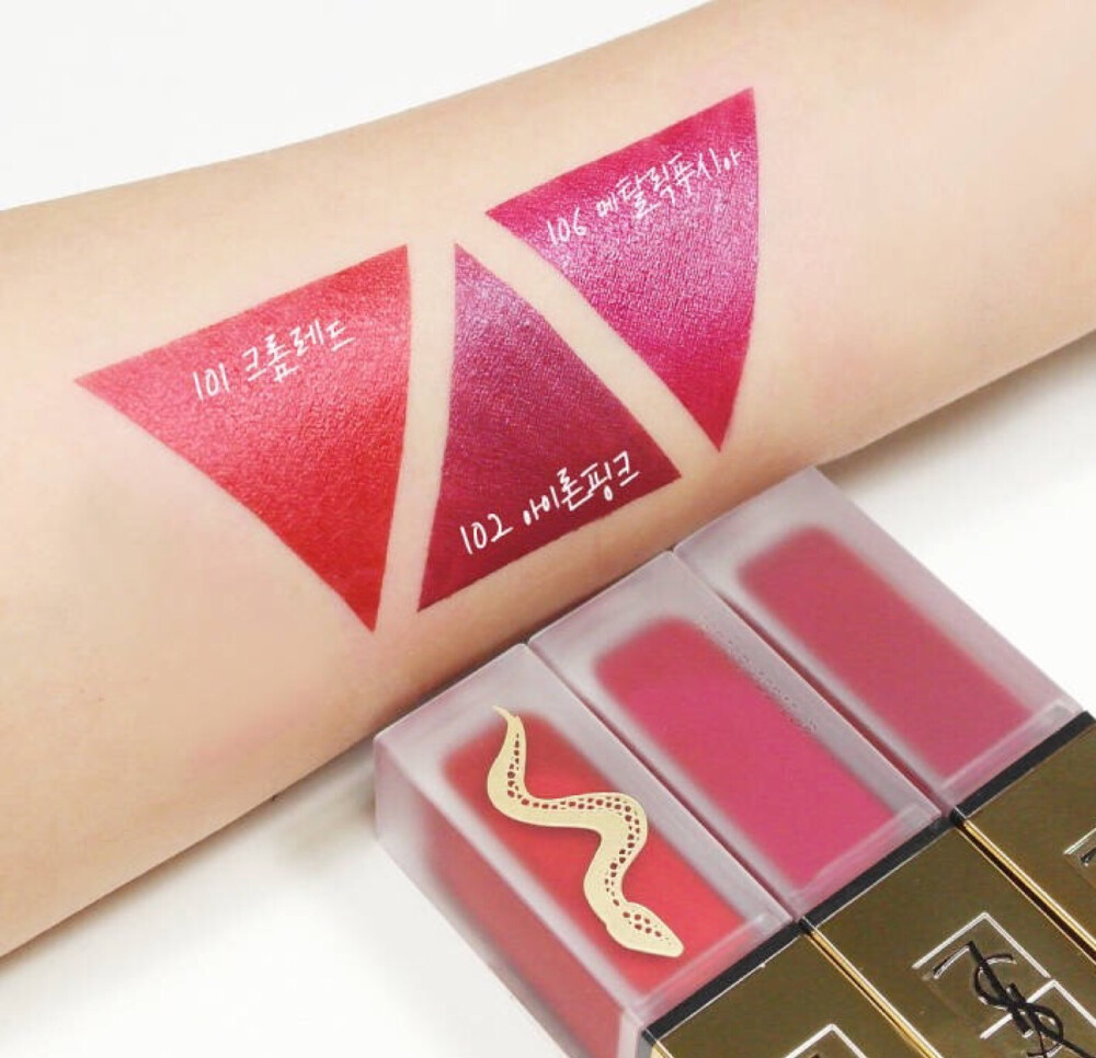 唇釉 | YSL Tatouage Couture Metallic Limited Lipstick 圣罗兰最新限量珊瑚唇釉系列。主打浓郁色彩，霸气十足的颜色魅惑迷人。金属感珠光质地非常细腻，上嘴呈丝缎般顺滑。
102 莓果色。普通版包装款，薄涂温柔淡雅，厚涂复古梅子色调浓郁，淡淡紫调若影若现，搭配金属质地妆感适合秋冬。