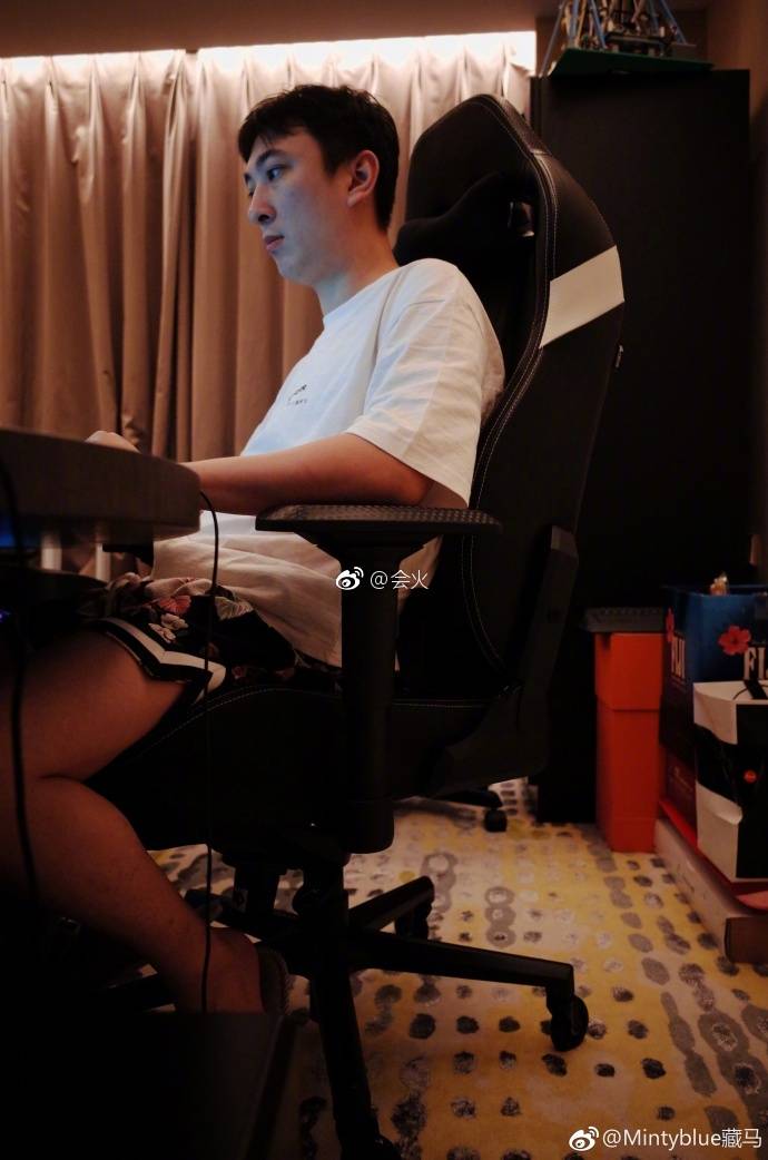 【王思聪 LPL】昨晚，IG电子竞技俱乐部发布消息，称俱乐部老板#王思聪#即将注册成为LPL职业选手。如果一切顺利，有望19日出战LPL夏季赛。还表示他目前正在与IG战队的选手合练，并参加了训练赛。 ​