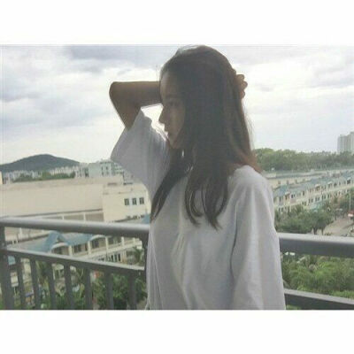 by岚殇 白边 白边女头 女生头像 小清新 森系 网红 网图 高清 长发 唯美 