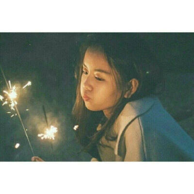 by岚殇 白边 白边女头 女生头像 小清新 森系 网红 网图 高清 长发 唯美 