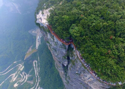 湖南张家界天门山风景区第三条玻璃栈道该栈道，绝壁凌空，气势恢弘，令人头晕目眩。没有走过玻璃天梯的人生，是不完整的，专治恐高，约不约 ​