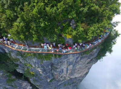 湖南张家界天门山风景区第三条玻璃栈道该栈道，绝壁凌空，气势恢弘，令人头晕目眩。没有走过玻璃天梯的人生，是不完整的，专治恐高，约不约 ​