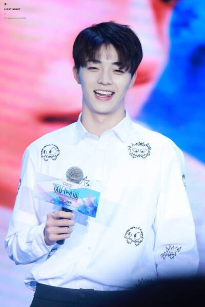 陈立农
胡先煦生日会
cr微博@Light_Night_1003