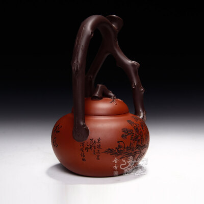 《东坡提梁壶》由国礼紫砂第一人、国家级高级工艺美术师汪成琼亲自设计与制作而成，作为其继APEC壶后的最新力作，经典壶型搭配难度极高的人物、山石、书法陶刻艺术，完整全面展示出大师的技艺水准，是真正代表中国的…