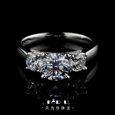 很多传统的三石戒指，从正面看三颗亮晶晶的钻石十分惊艳，侧面看却略显生硬和单调。
只为你珠宝为客人量身设计和定制的三石钻戒，为侧面增添更多华丽的细节，一条钻石纽带将三颗钻石紧紧交织在一起，赋予它温暖、美…
