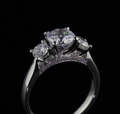 很多传统的三石戒指，从正面看三颗亮晶晶的钻石十分惊艳，侧面看却略显生硬和单调。
只为你珠宝为客人量身设计和定制的三石钻戒，为侧面增添更多华丽的细节，一条钻石纽带将三颗钻石紧紧交织在一起，赋予它温暖、美…