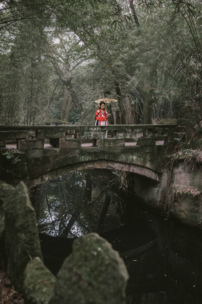 转自微博：苏叔er
《归去来兮辞》
木欣欣以向荣，泉涓涓而始流。
善万物之得时，感吾生之行休。
场地：重庆鹅岭公园
出境：Cara兮辞
摄影/后期：苏叔er
文本：苏叔er