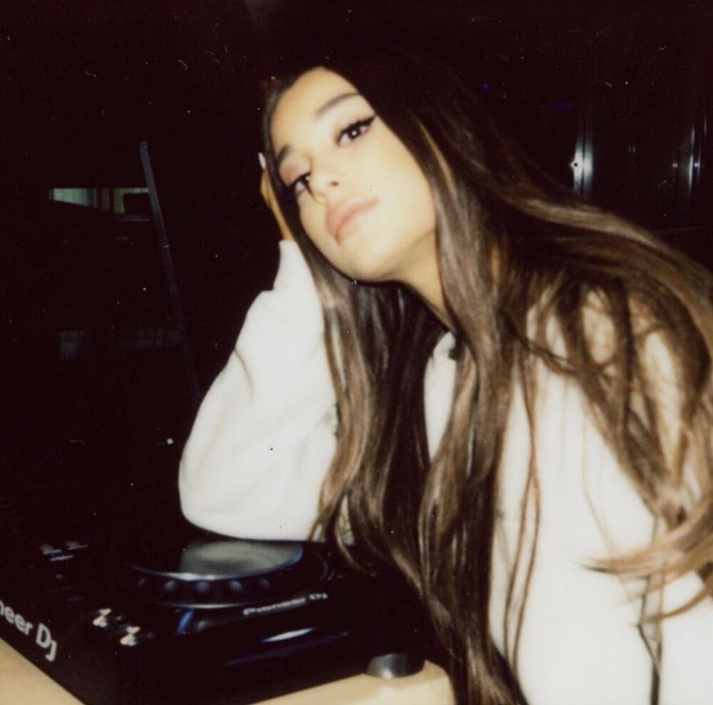 Ariana Grande ins
@beats1official @applemusic ♡ this am