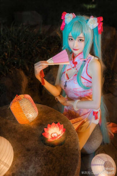 百乐门 miku
“月明星稀，灯光如练。何处寄足，高楼广寒。非敢作遨游之梦，吾爱此天上人间。”
miku：余归晚 微博：余归晚-归晚 B站直播间：780323
摄影：但丁
后期/排版：白夜-w 微博：白夜-w
后勤：陌九，殁语，…