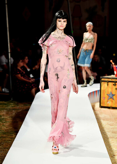 意大利时尚品牌 Moschino 2019 春夏男装及早春女装秀 本季创意总监 Jeremy Scott 以奢华马戏团为主题，在秀场上展示了许多致敬经典嘉年华的作品，为观众带来了一场视觉盛宴。从量身定做的夹克到动物印花图案设计，还…