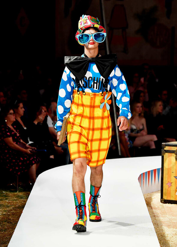 意大利时尚品牌 Moschino 2019 春夏男装及早春女装秀 本季创意总监 Jeremy Scott 以奢华马戏团为主题，在秀场上展示了许多致敬经典嘉年华的作品，为观众带来了一场视觉盛宴。从量身定做的夹克到动物印花图案设计，还有身穿 Oversized 特别造型的小丑装，Scott 给大家带来了一场印象深刻又别出心裁的 Fashion Show～