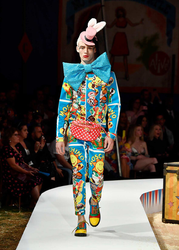 意大利时尚品牌 Moschino 2019 春夏男装及早春女装秀 本季创意总监 Jeremy Scott 以奢华马戏团为主题，在秀场上展示了许多致敬经典嘉年华的作品，为观众带来了一场视觉盛宴。从量身定做的夹克到动物印花图案设计，还有身穿 Oversized 特别造型的小丑装，Scott 给大家带来了一场印象深刻又别出心裁的 Fashion Show～